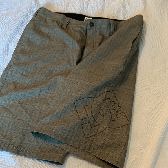 DC board shorts size 32 - Picture 3 of 4